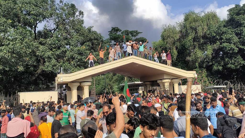 জনতার দখলে গনভবন